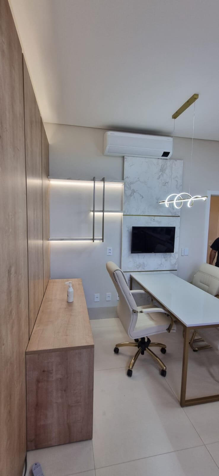 Escritório com sala de reunião